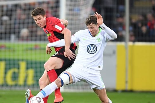 Wolfsburgs Wout Weghorst (r) musste das Training abbrechen.
