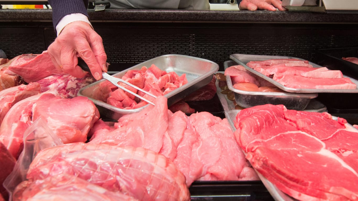Fleisch in der Auslage im Supermarkt: Wären Sie bereit, mehr Geld für Fleisch auszugeben, wenn sich dafür die Haltungsbedingungen der Tiere verbessern?