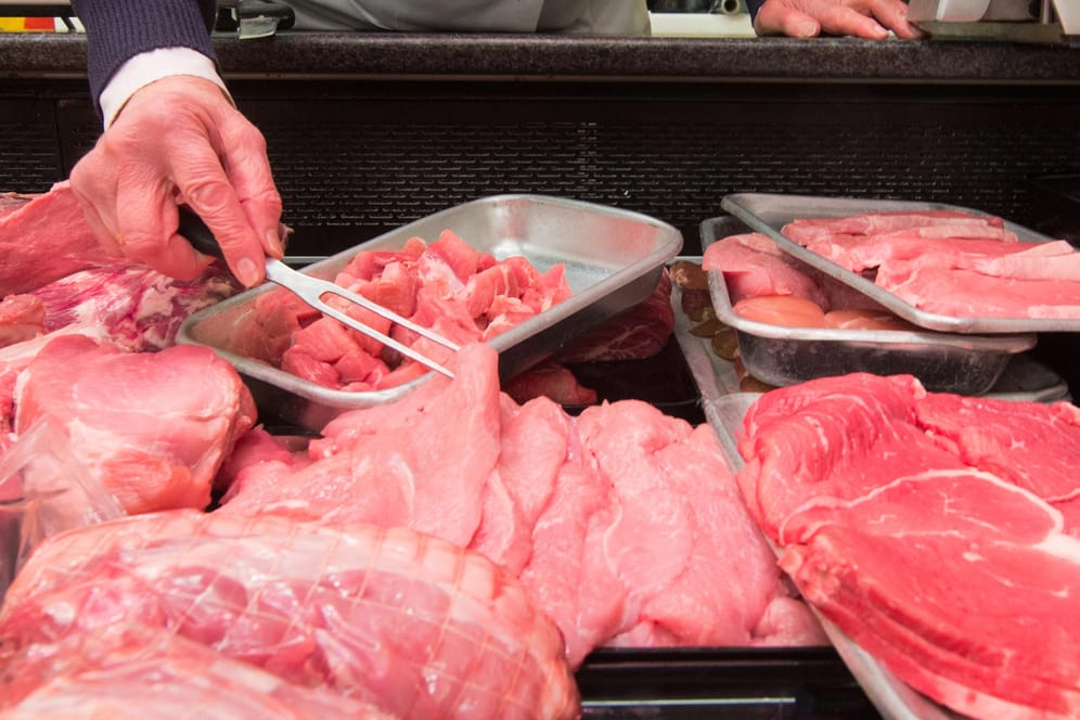 Fleisch in der Auslage im Supermarkt: Wären Sie bereit, mehr Geld für Fleisch auszugeben, wenn sich dafür die Haltungsbedingungen der Tiere verbessern?