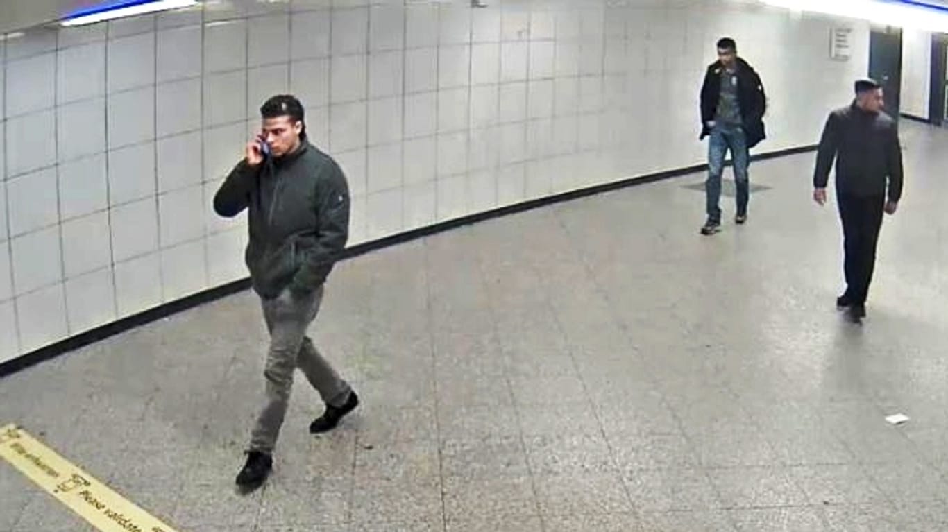 Tatverdächtiger und ein Begleiter: Die Polizei Berlin sucht nach Hinweisen zur Identität der Personen.