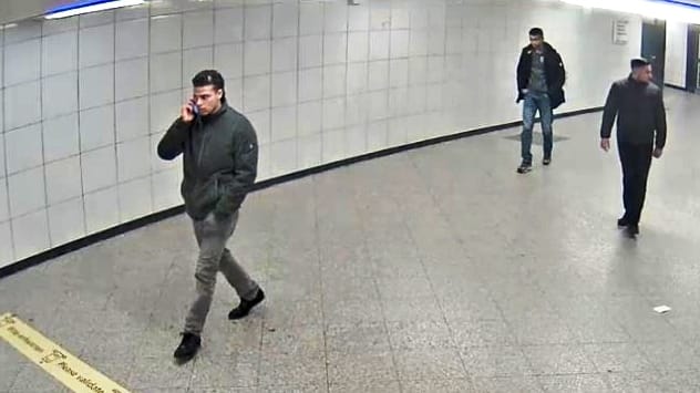 Tatverdächtiger und ein Begleiter: Die Polizei Berlin sucht nach Hinweisen zur Identität der Personen.