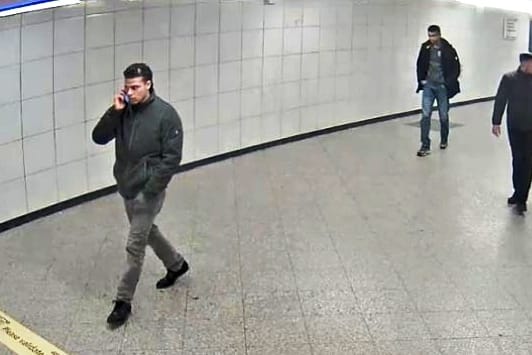 Tatverdächtiger und ein Begleiter: Die Polizei Berlin sucht nach Hinweisen zur Identität der Personen.