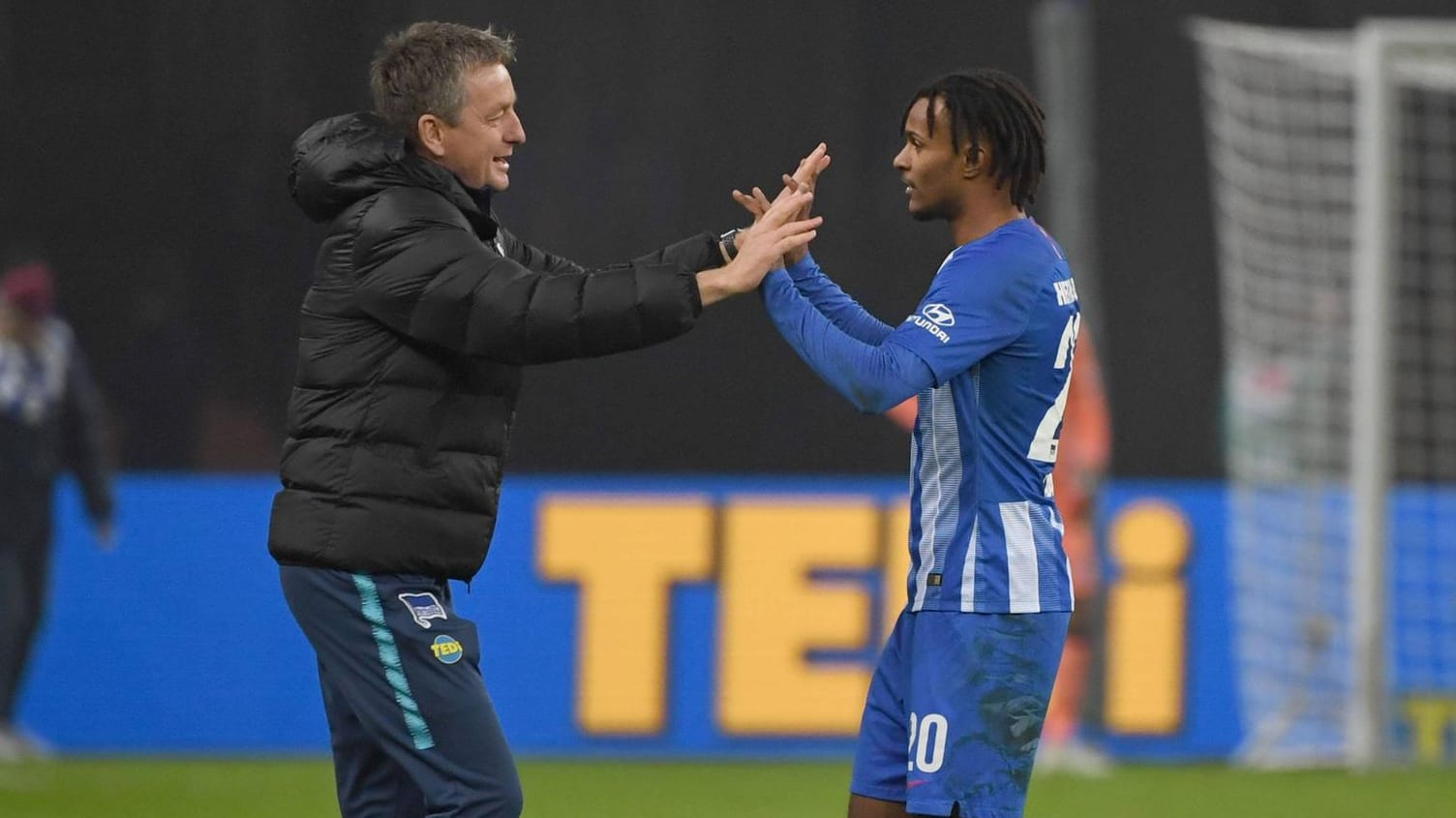 Mit Co-Trainer Rainer Widmayer (l.) ist Valentino Lazaro im stetigen Austausch.