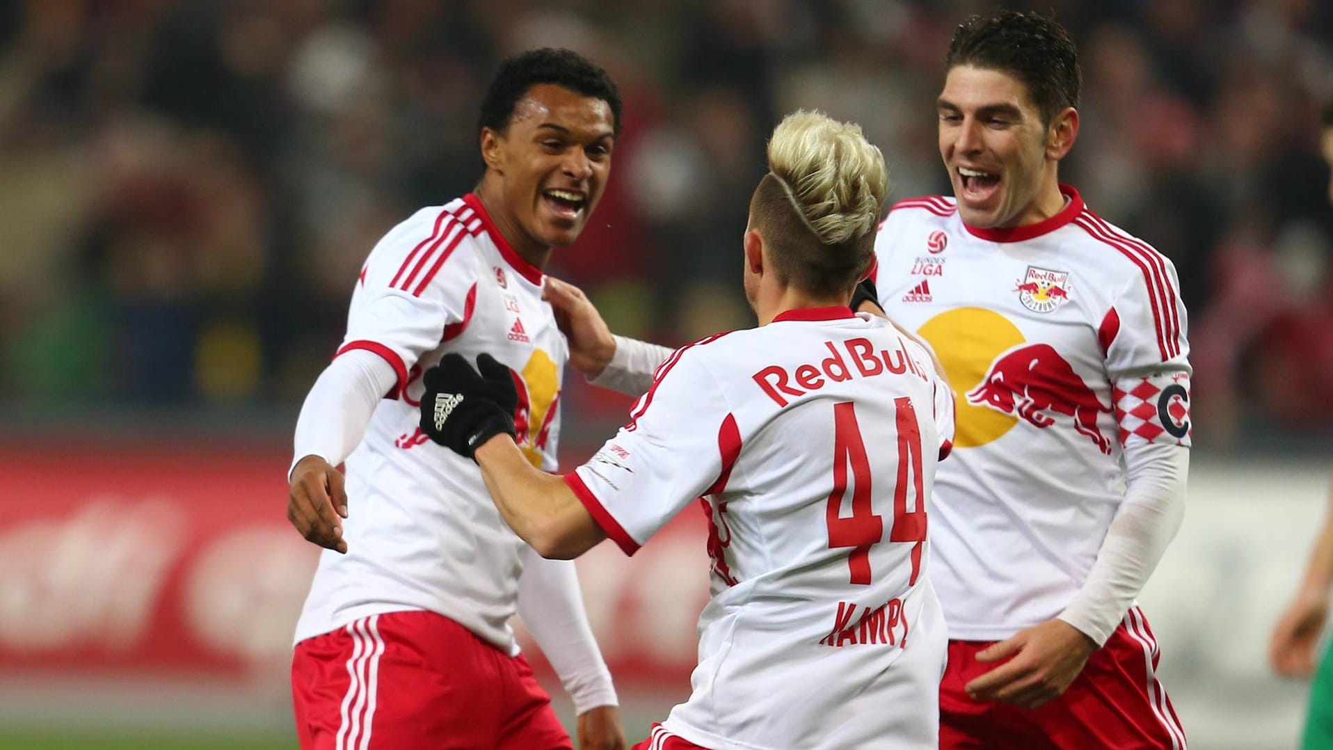 Valentino Lazaro (l.) mit Jonatan Soriano (r.) und Kevin Kampl.