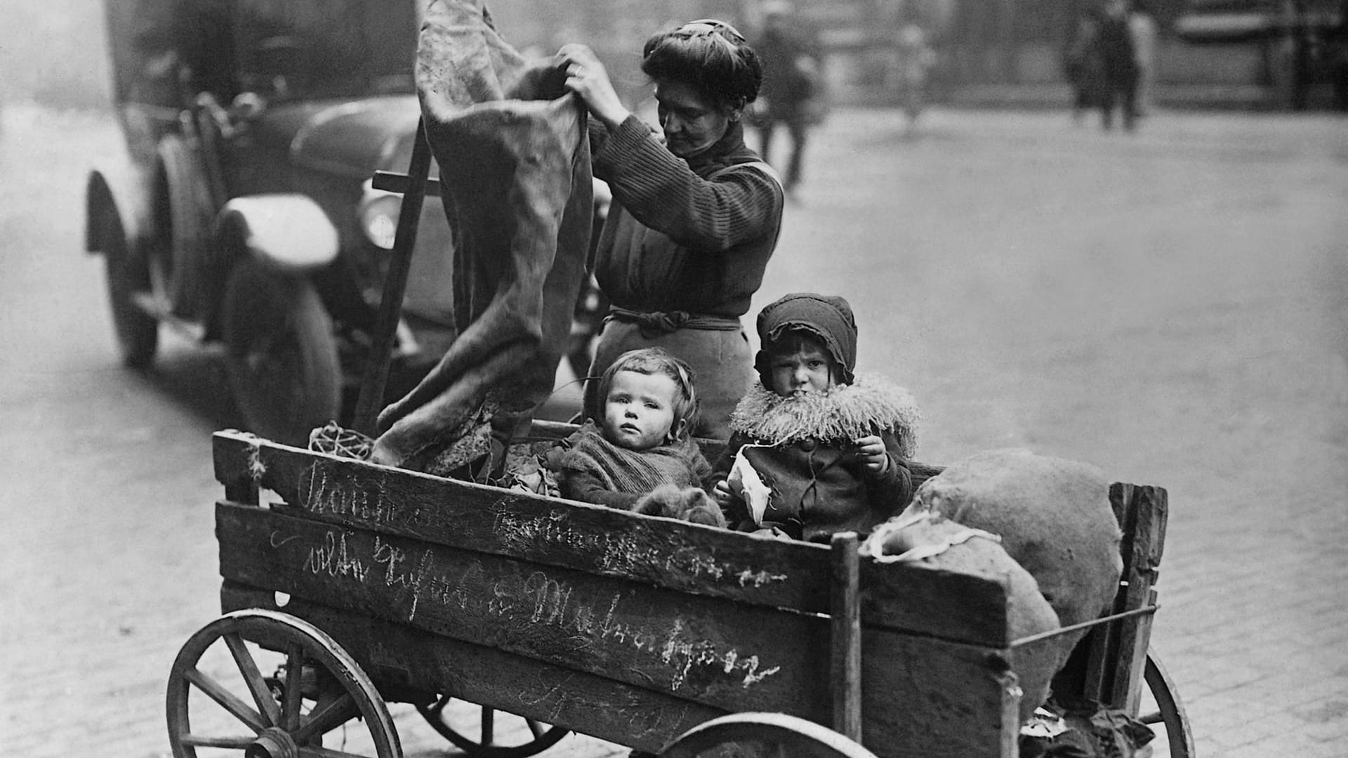 Berlin: Eine Frau mit ihren Kindern während der Weltwirtschaftskrise 1931.