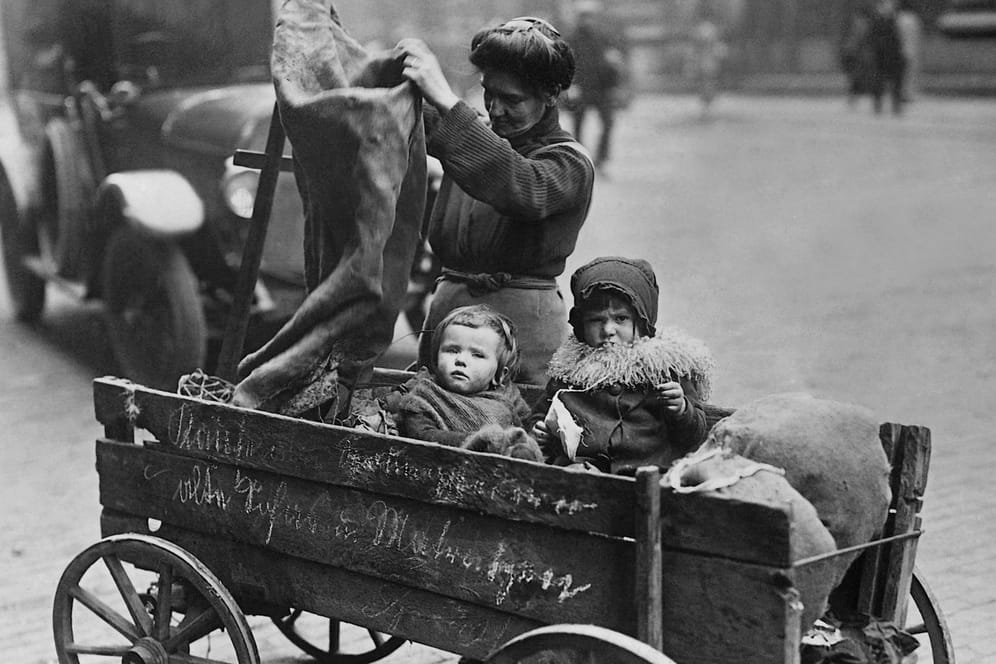 Berlin: Eine Frau mit ihren Kindern während der Weltwirtschaftskrise 1931.