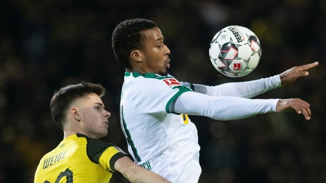 Gladbachs Alassane Pléa (r) leidet an einer Magen-Darm-Grippe.