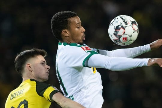 Gladbachs Alassane Pléa (r) leidet an einer Magen-Darm-Grippe.
