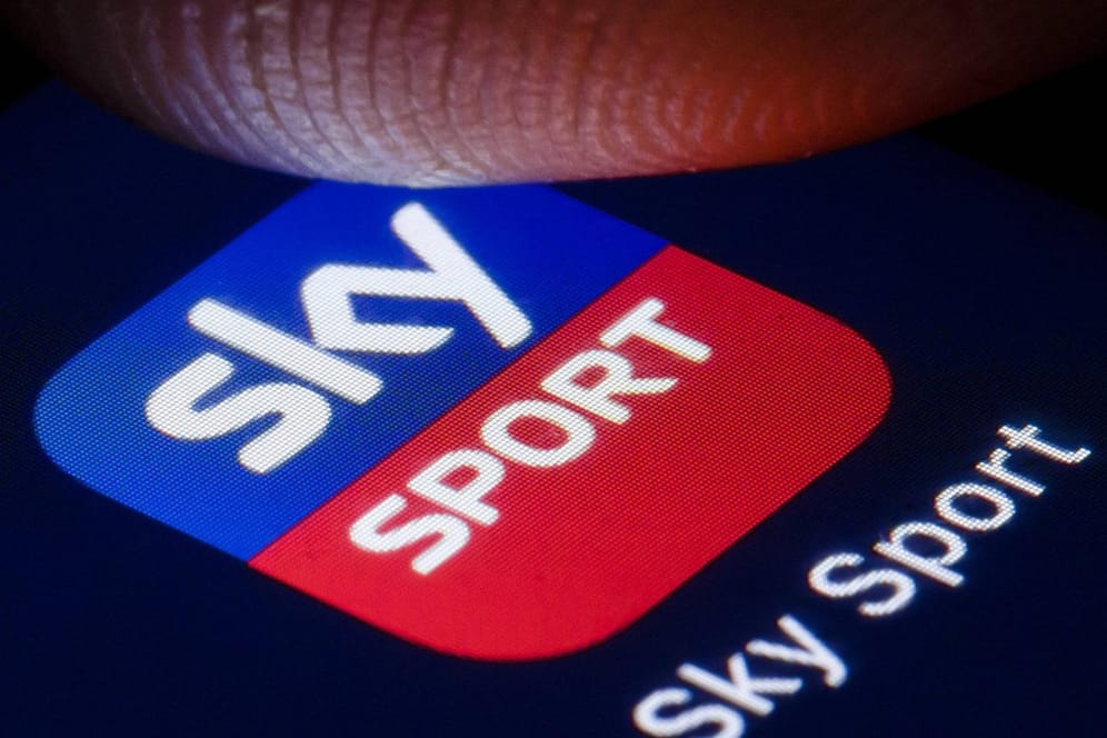 Das Logo von sky sport wird auf einem Smartphone angezeigt: Verbraucherschützer haben den Bezahlsender verklagt.