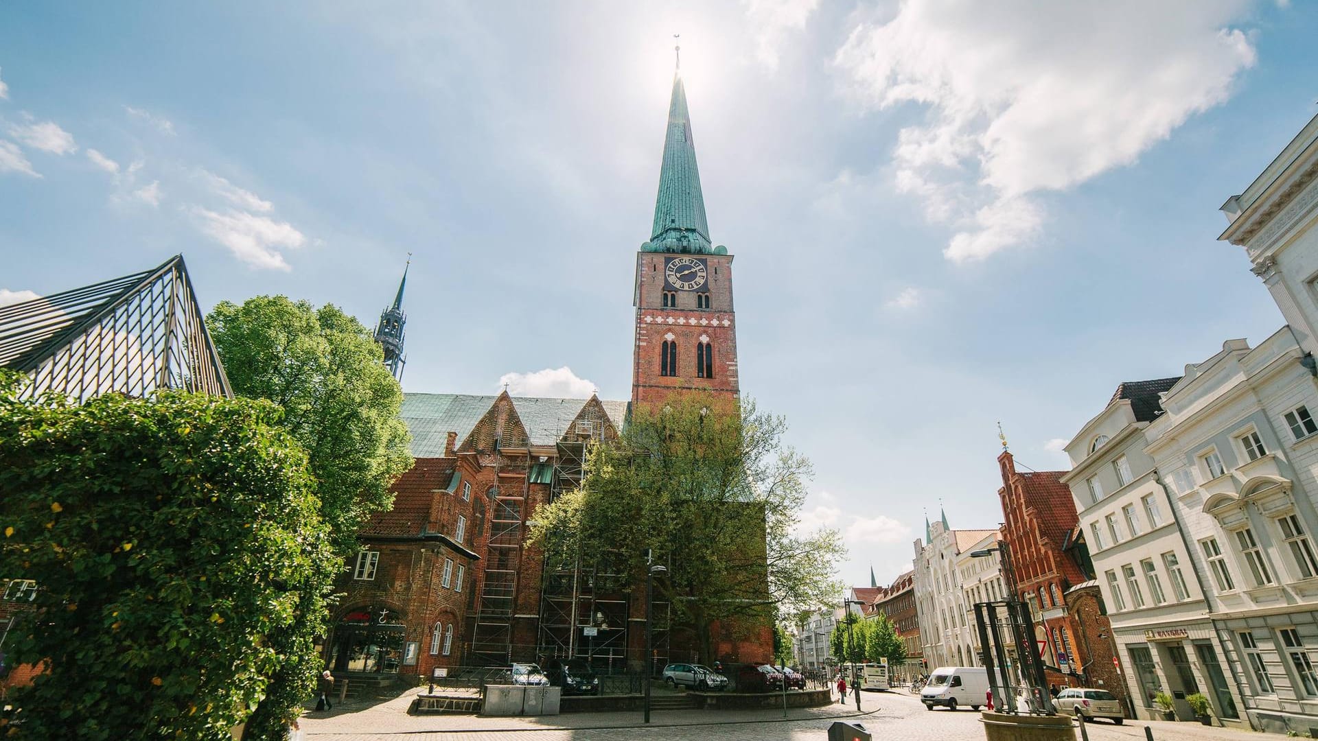 St. Jakobi Kirche in Lübeck (Archivbild): Die Zeiger der Turmuhr lösten sich und stürzten auf den Kirchvorplatz. St. Jakobi Kirche in Lübeck (Archivbild): Die Zeiger der Turmuhr lösten sich und stürzten auf den Kirchvorplatz.