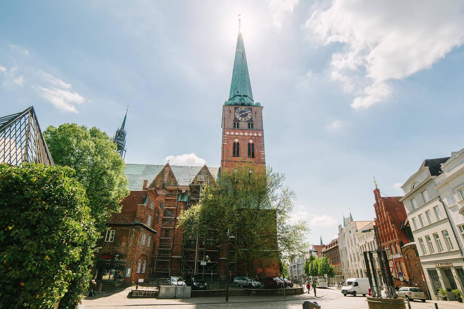 St. Jakobi Kirche in Lübeck (Archivbild): Die Zeiger der Turmuhr lösten sich und stürzten auf den Kirchvorplatz.