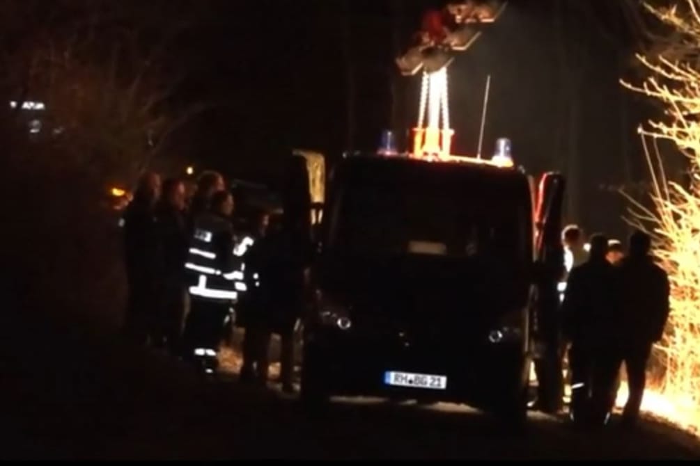 Polizei und Rettungskräfte am Tatort in Roth: Die Ermittler gehen von einem Gewaltverbrechen aus.