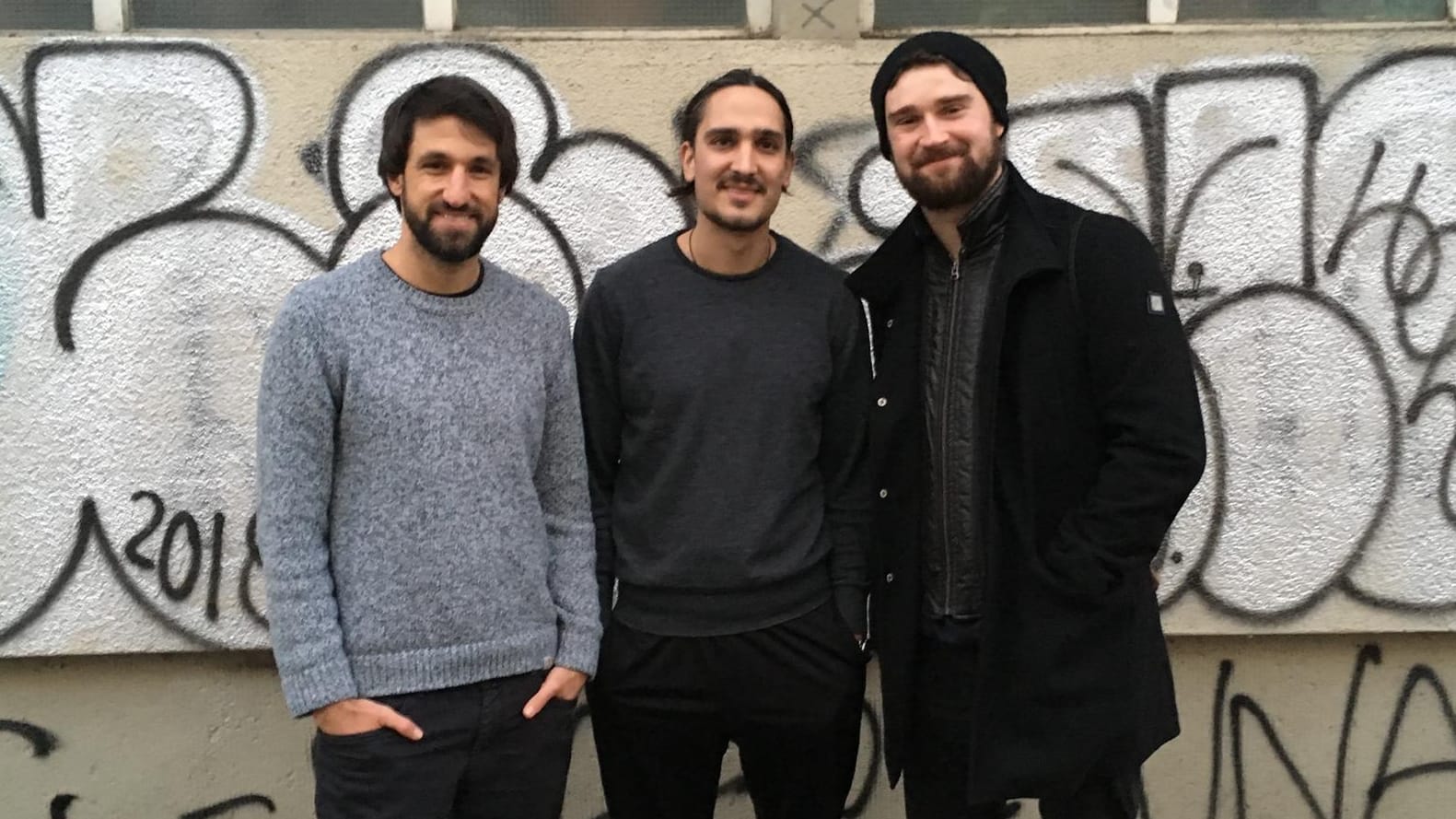 Thomas Broich (li.) und Jerome Polenz (mi.) trafen sich mit t-online.de-Redakteur Noah Platschko in Berlin Kreuzberg.