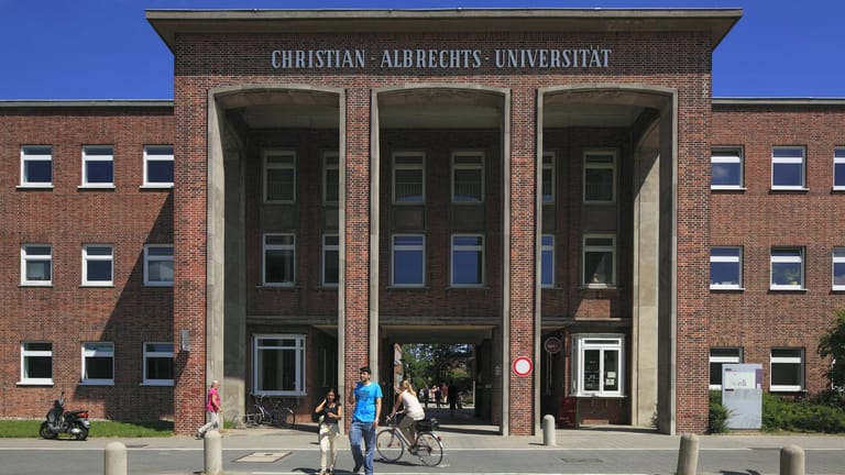Die Christian-Albrechts-Universität zu Kiel: An dieser Uni wird Katharina K. untersagt, weiterhin mit einem Nikab Lehrveranstaltungen zu besuchen.