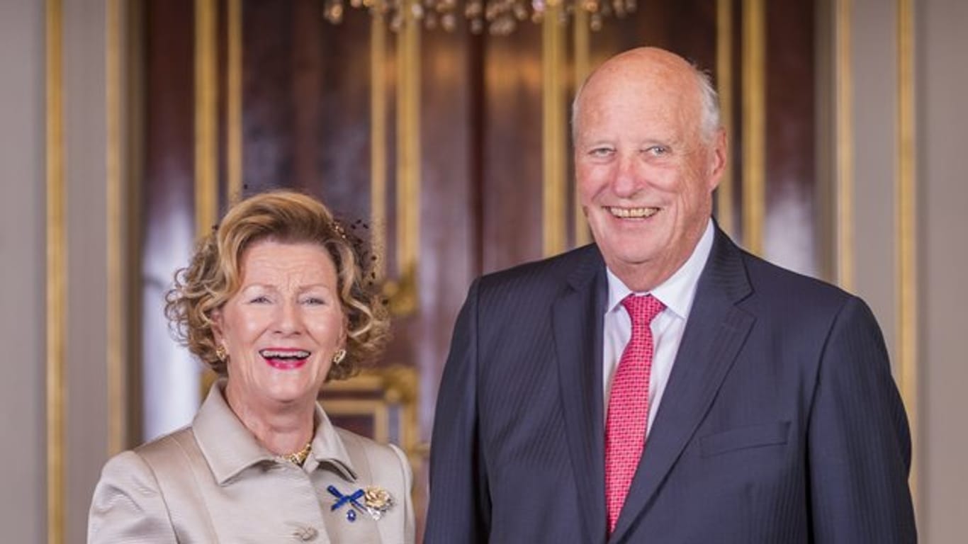König Harald (r) und seine Frau, Königin Sonja, im königlichen Palast (2018).