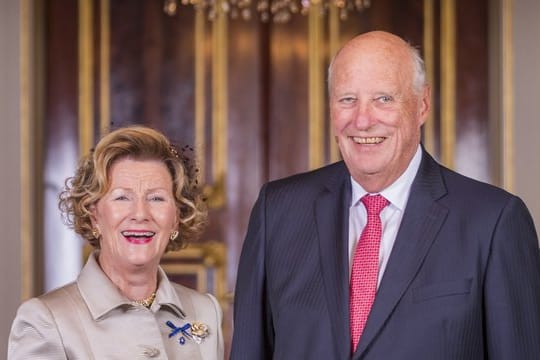 König Harald (r) und seine Frau, Königin Sonja, im königlichen Palast (2018).