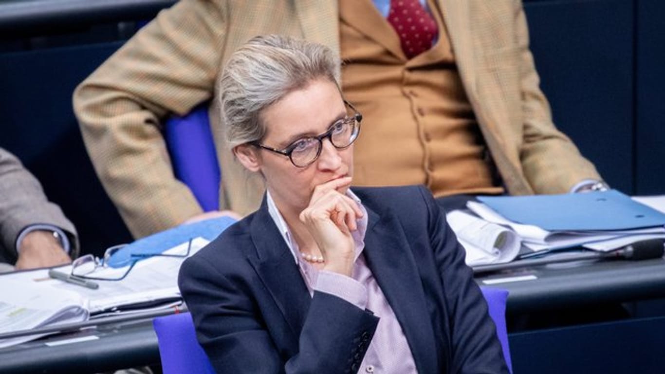 Die Staatsanwaltschaft Konstanz ermittelt gegen die AfD-Fraktionschefin Alice Weidel und drei weitere Mitglieder ihres Kreisverbandes am Bodensee wegen des Verdachts eines Verstoßes gegen das Parteiengesetz.