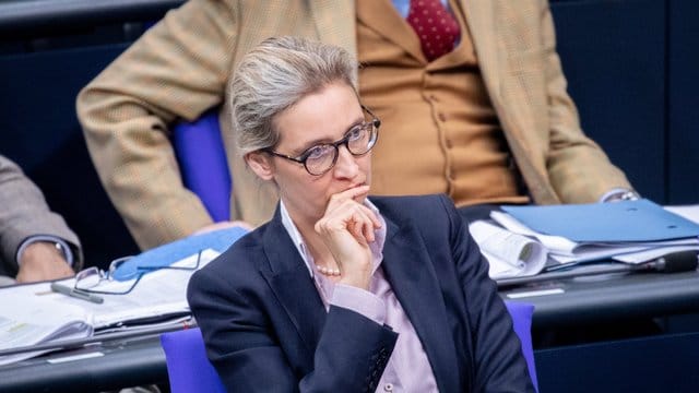 Die Staatsanwaltschaft Konstanz ermittelt gegen die AfD-Fraktionschefin Alice Weidel und drei weitere Mitglieder ihres Kreisverbandes am Bodensee wegen des Verdachts eines Verstoßes gegen das Parteiengesetz. Die Staatsanwaltschaft Konstanz ermittelt gegen die AfD-Fraktionschefin Alice Weidel und drei weitere Mitglieder ihres Kreisverbandes am Bodensee wegen des Verdachts eines Verstoßes gegen das Parteiengesetz.