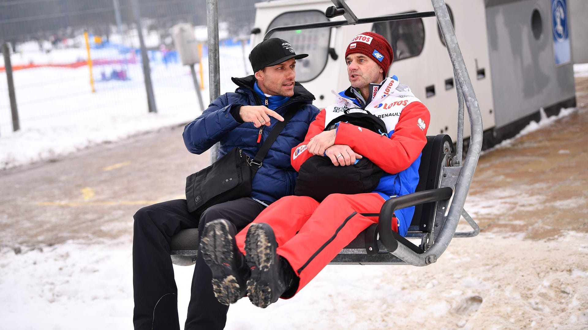 Sven Hannawald (links) im Gespräch mit dem polnischen Cheftrainer Stefan Horngacher.