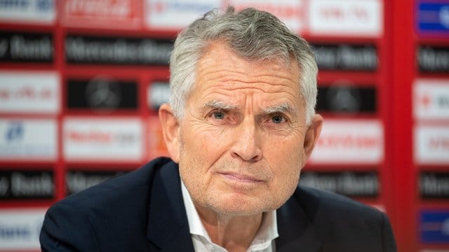 Wolfgang Dietrich, der Präsident des VfB Stuttgart, steht bei den Fans in der Kritik. Wolfgang Dietrich, der Präsident des VfB Stuttgart, steht bei den Fans in der Kritik.