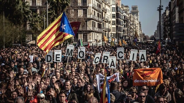 Befürworter der katalanischen Unabhängigkeit nehmen an dem Protest gegen den Separatistenprozess in Barcelona teil.
