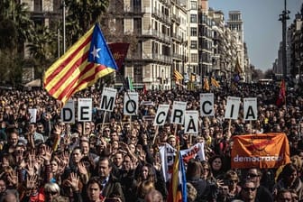 Befürworter der katalanischen Unabhängigkeit nehmen an dem Protest gegen den Separatistenprozess in Barcelona teil.
