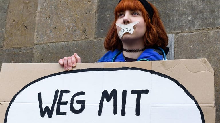 Kundgebung in Berlin: Kritiker hatten die Abschaffung von 219a gefordert – nun wird der Paragraf reformiert.