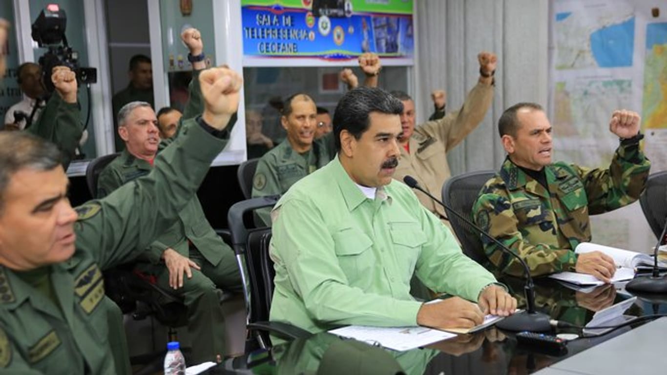 Im Konflikt um die humanitäre Hilfe für Venezuela hat Maduro (M) die Schließung der Grenze nach Brasilien angeordnet.