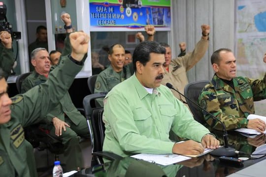 Im Konflikt um die humanitäre Hilfe für Venezuela hat Maduro (M) die Schließung der Grenze nach Brasilien angeordnet.