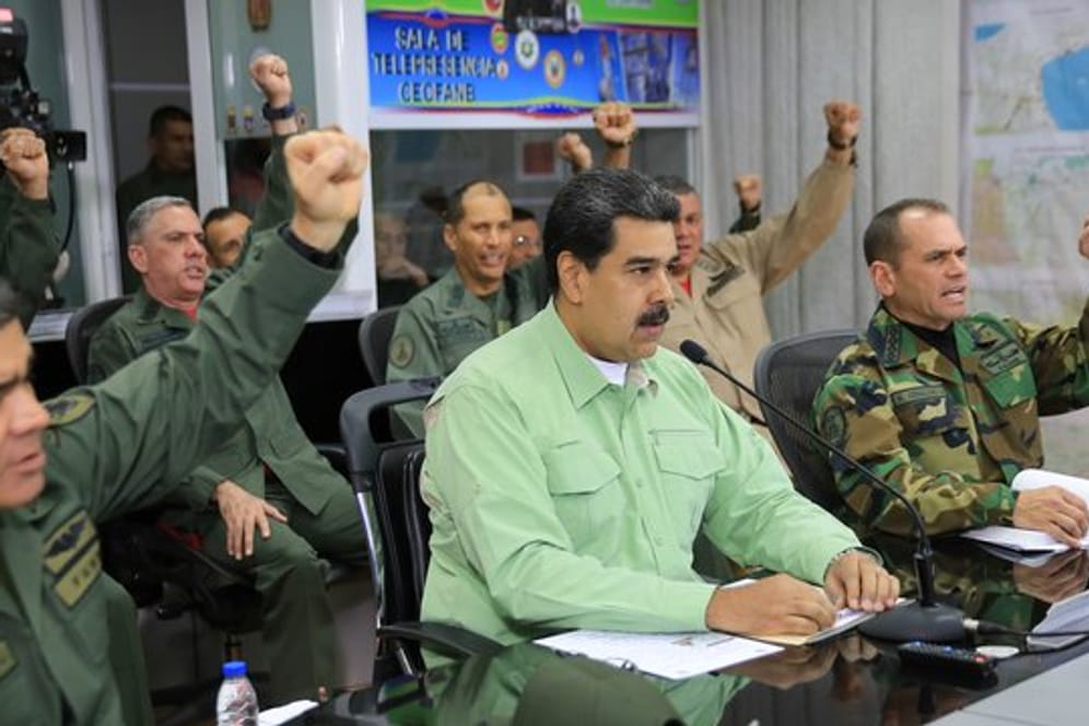 Im Konflikt um die humanitäre Hilfe für Venezuela hat Maduro (M) die Schließung der Grenze nach Brasilien angeordnet.