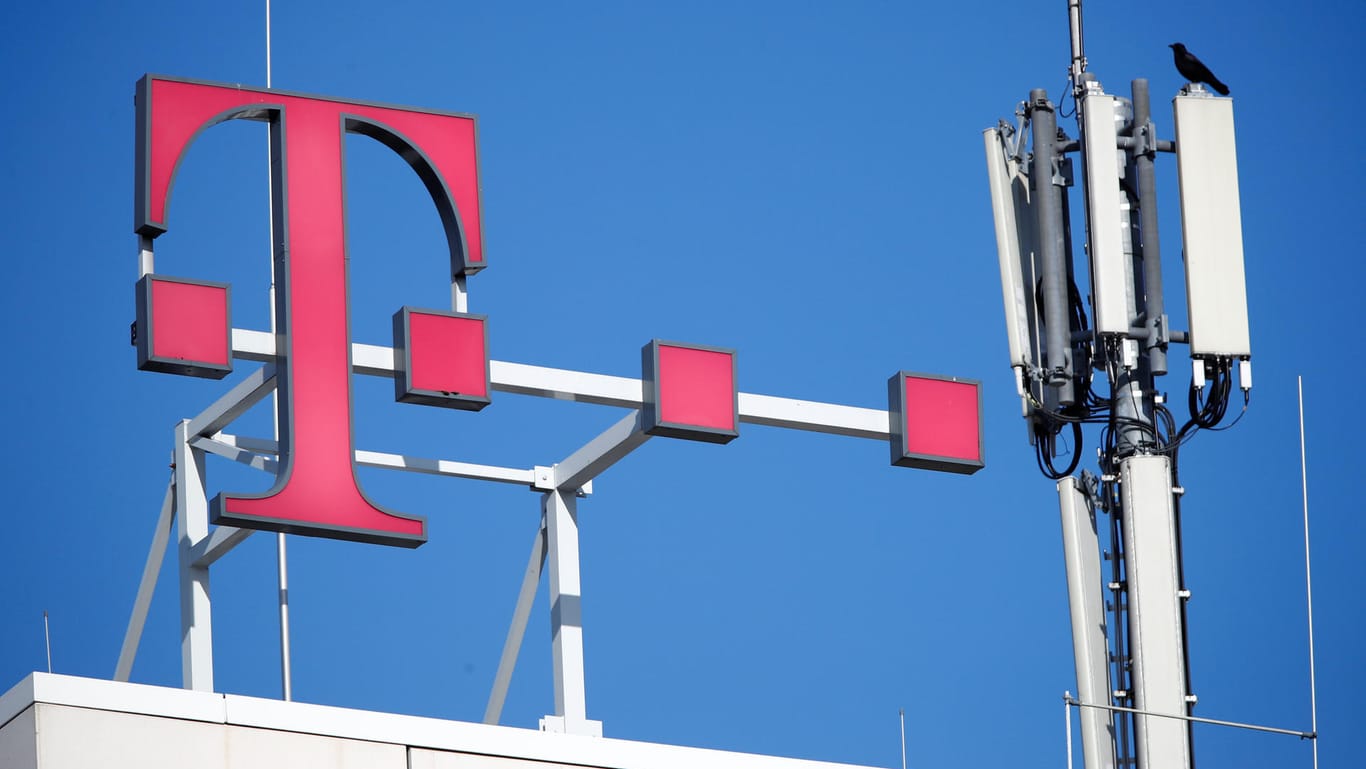 Logo der Deutschen Telekom und GSM-Antennen: Streit um die 5G-Zukunft