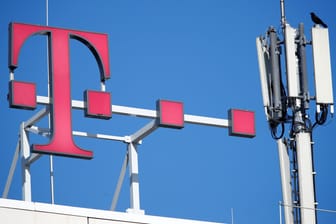 Logo der Deutschen Telekom und GSM-Antennen: Streit um die 5G-Zukunft
