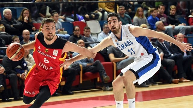 DBB-Spieler Ismet Akpinar (l) kann sich gegen den Israeli Bar Timor im Zweikampf durchsetzen. DBB-Spieler Ismet Akpinar (l) kann sich gegen den Israeli Bar Timor im Zweikampf durchsetzen.