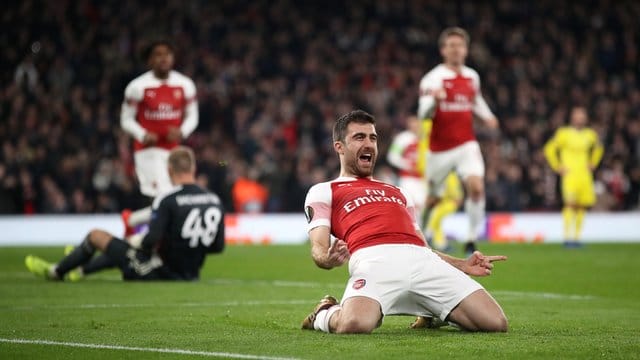 Arsenals Sokratis Papastathopoulos (vorn) jubelt, nachdem er das Tor zum 3:0 gegen BATE Borrisow erzielt hat.