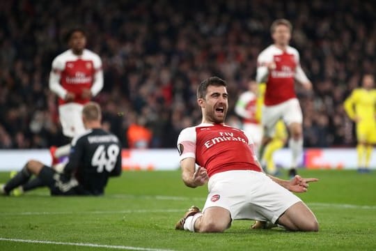 Arsenals Sokratis Papastathopoulos (vorn) jubelt, nachdem er das Tor zum 3:0 gegen BATE Borrisow erzielt hat.