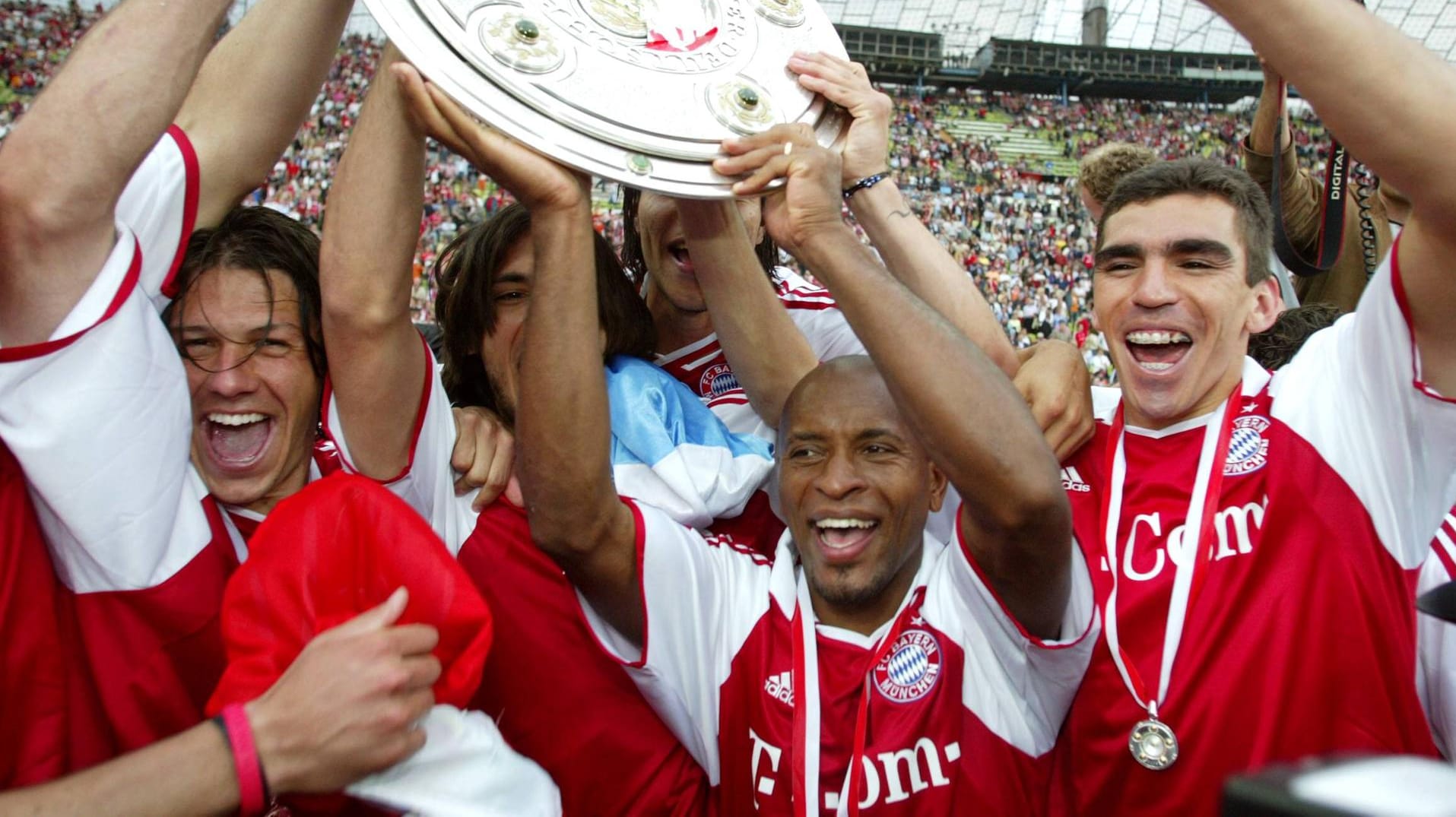 Titelsammler: Zé Roberto (vorn) mit der Meisterschale 2005.