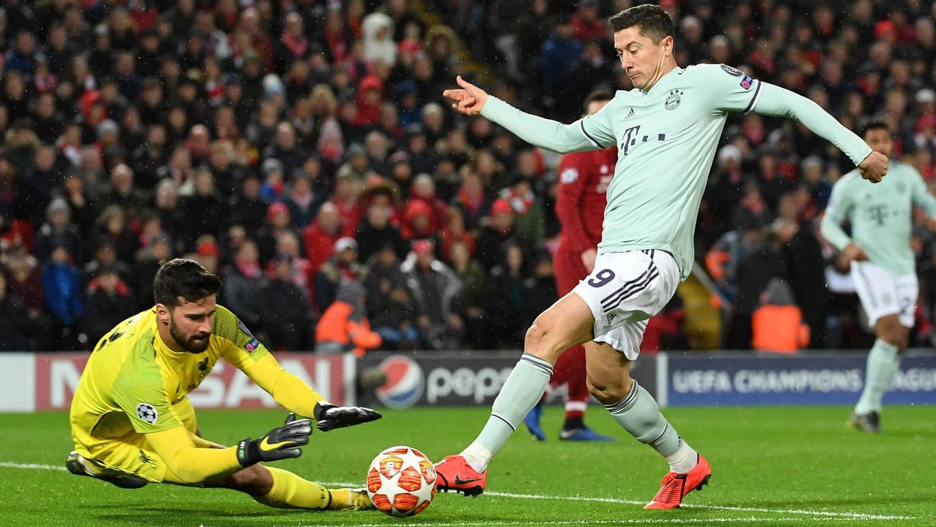 Bayern-Stürmer Lewandowski (r.) in der Champions League gegen Liverpools Alisson. Für Zé Roberto wird es auch in der Bundesliga-Endphase auf den Polen ankommen.