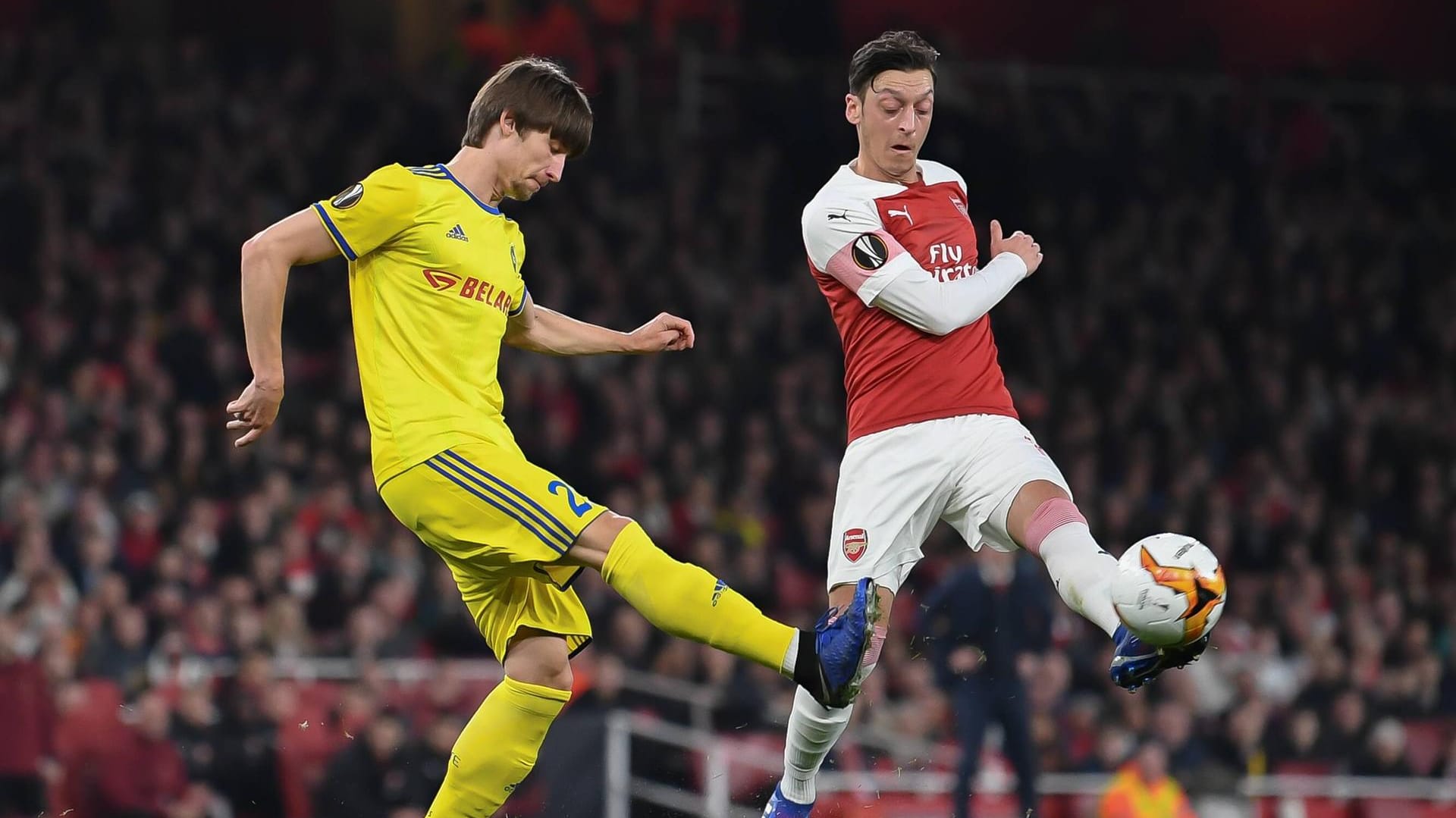 Mesut Özil (rechts) stand in der Startelf der Gunners.