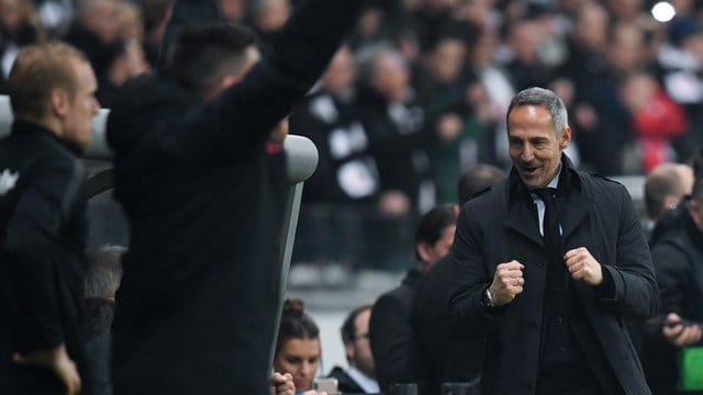 Unter Cheftrainer Adi Hütter (r) spielen die Frankfurter bisher eine beeindruckende Saison in der Europa League. Unter Cheftrainer Adi Hütter (r) spielen die Frankfurter bisher eine beeindruckende Saison in der Europa League.