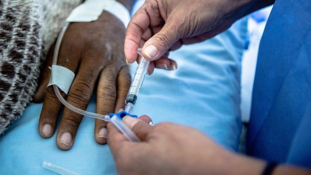 Eine Krankenschwester reicht einem Patient Medikamente im Krankenhaus San Juan de Dios. Eine Krankenschwester reicht einem Patient Medikamente im Krankenhaus San Juan de Dios.
