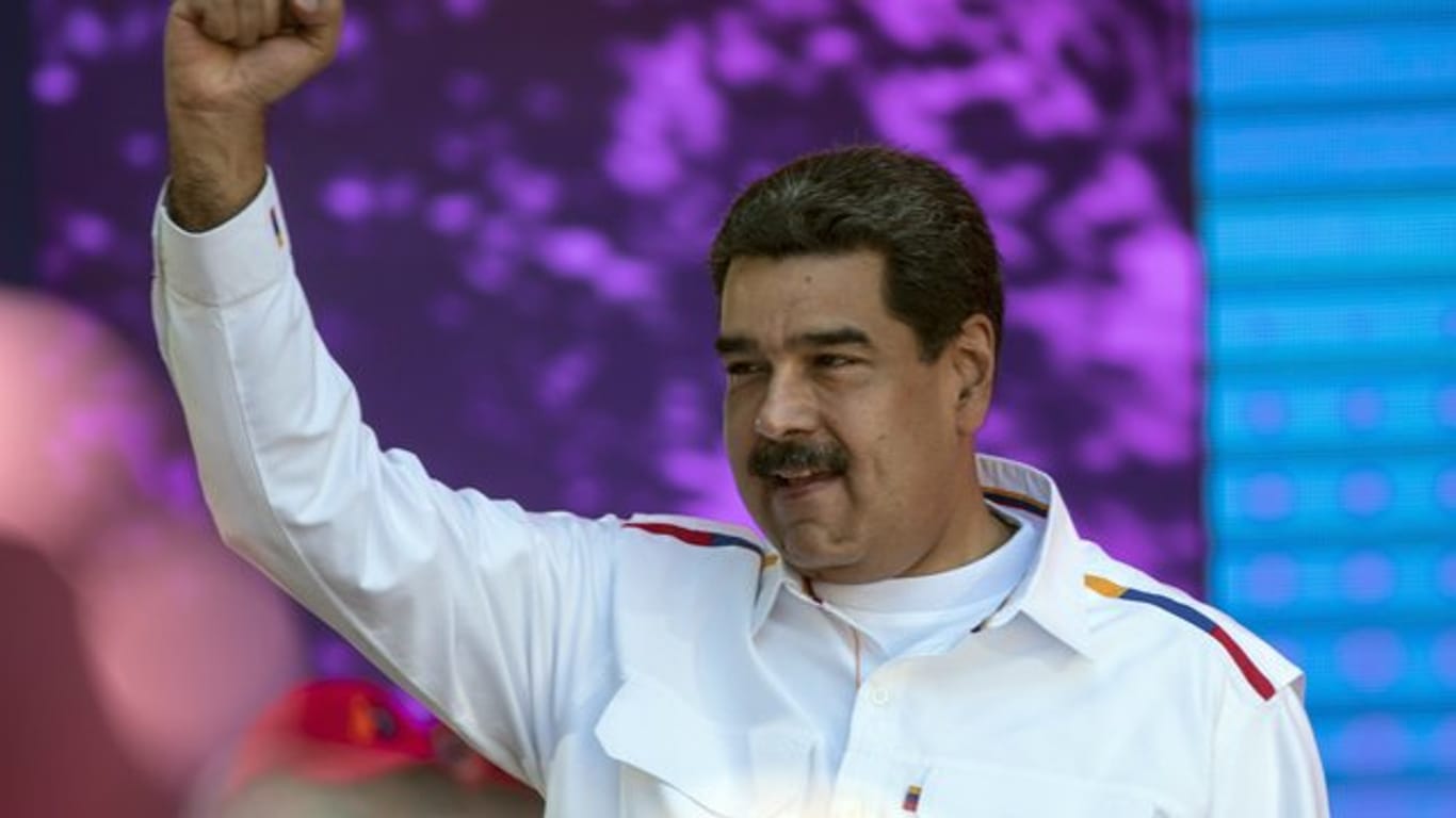 Nicolás Maduro begrüßt Anhänger bei einer Demonstration der Regierungspartei.