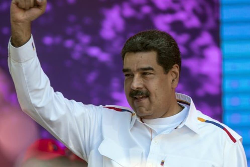 Nicolás Maduro begrüßt Anhänger bei einer Demonstration der Regierungspartei.