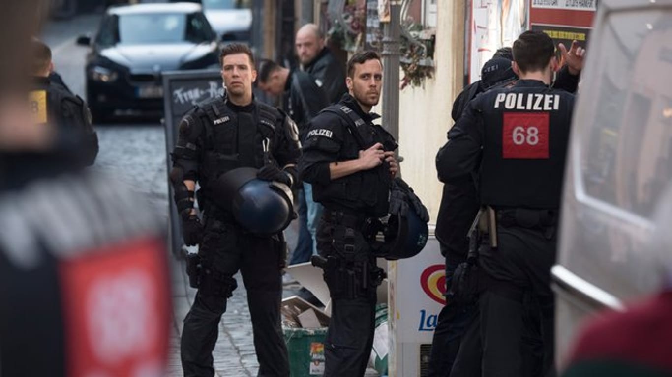 Rund um das Spiel von Eintracht Frankfurt führte die Polizei zahlreiche Kontrollen durch.