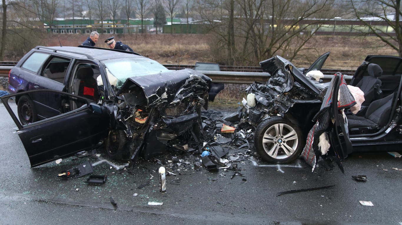 Olpe in Nordrhein-Westfalen: Die zerstörten Autos stehen auf einer Landstrasse.