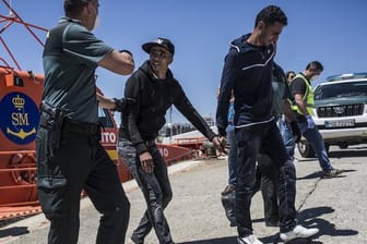 Zwei Migranten aus Nordafrika kommen nach ihrer Rettung in der Straße von Gibraltar im Hafen von Tarifa in Spanien an.