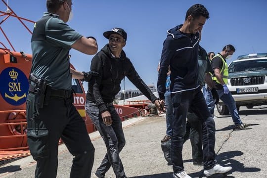 Zwei Migranten aus Nordafrika kommen nach ihrer Rettung in der Straße von Gibraltar im Hafen von Tarifa in Spanien an.