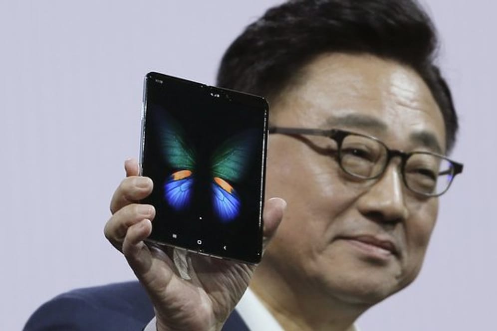 Samsung wagt sich nun bereits einige Tage vor Start der Messe in Barcelona mit einem konkreten Serienmodell eines faltbaren Smartphones aus der Deckung.