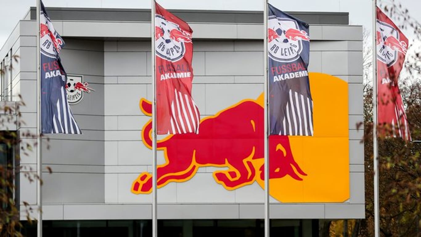 Fußball-Bundesligist RB Leipzig hat Schulden beim Getränkehersteller Red Bull Schulden.