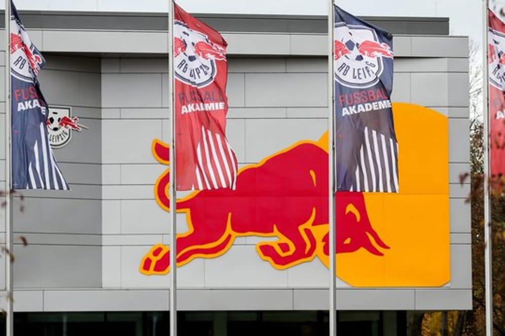 Fußball-Bundesligist RB Leipzig hat Schulden beim Getränkehersteller Red Bull Schulden.