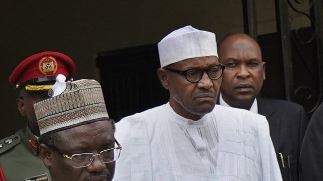 Präsident Muhammadu Buhari (M) verlässt die Parteizentrale seiner Partei All Progressive Congress nach einer Notsitzung mit hochrangingen Mitgliedern. Präsident Muhammadu Buhari (M) verlässt die Parteizentrale seiner Partei All Progressive Congress nach einer Notsitzung mit hochrangingen Mitgliedern.